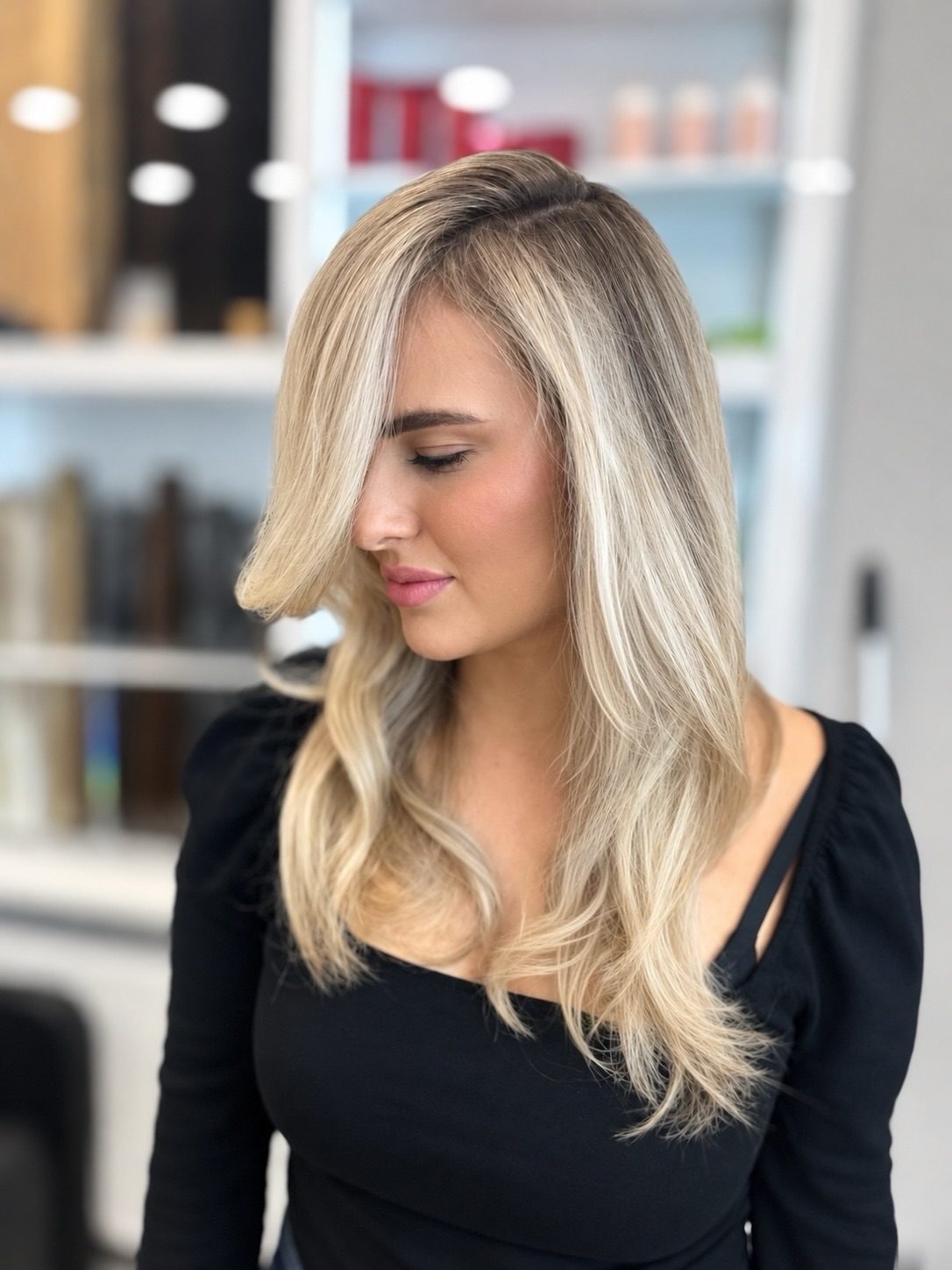 Helles Blond mit großen Wellen und Face-Framing